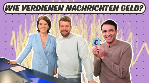 Sprecherin der tagesschau Susanne Daubner, Tim und Sherif, der Moderator von „logo!“ stehen nebeneinander. Oben ein Textfeld mit der Frage „Wie verdienen Nachrichten Geld?“.