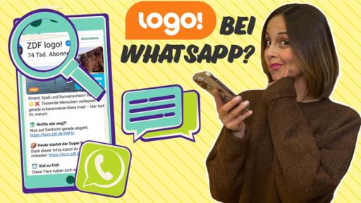 Soraya schaut skeptisch auf ihr Handy. Links neben ihr ist ein Handy auf dem der WhatsApp-Kanal von "logo!" zu sehen ist.