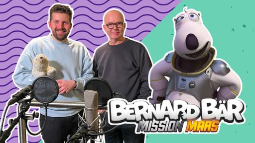 Tim und Oliver im Synchronstudio. Daneben ein Bild von Bernard und der Filmtitel ‚Bernard Bär–Mission Mars‘