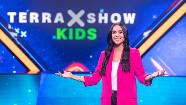 Herzlich willkommen bei "Terra X-Show Kids"! Moderatorin Jessica „Jess“ Schöne lädt ein zu einer Show voller Wissen, spannenden Spielen und interessanten Gästen. | Rechte: ZDF/Sascha Baumann