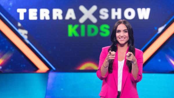 Moderatorin Jessica „Jess“ Schöne präsentiert in der neuen „Terra X-Show Kids“ viel Wissen, actionreiche Spiele, Quizfragen zum Mitraten und prominente Gäste. | Rechte: ZDF/Sascha Baumann
