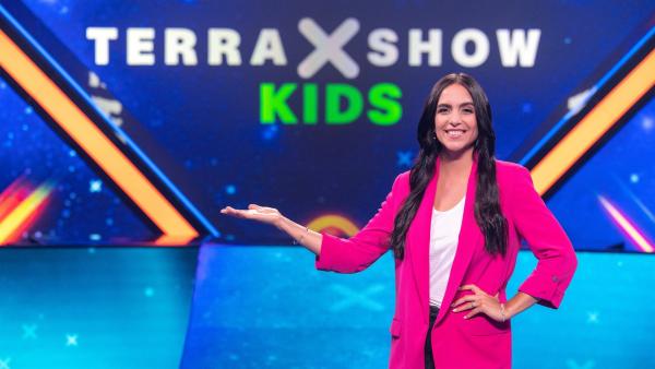 Herzlich willkommen bei der neuen "Terra X-Show Kids"! Moderatorin Jessica „Jess“ Schöne lädt ein zu einer Show voller Wissen, spannenden Spielen und interessanten Gästen. | Rechte: ZDF/Sascha Baumann