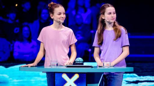 "Terra X"-Show Kids: Ein Rateteam steht an seinem Ratepult im Terra X-Show Kids-Studio. 