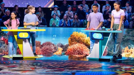 "Terra X"-Show Kids: Die Rateteams stehen im "Terra X"-Show Kids Studio. 