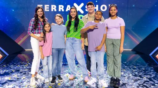 "Terra X"-Show Kids: Die Rasteteams stehen mit Moderatorin Jess Schöne, Sally Özcan und Isaak im "Terra X"-Show Kids Studio. 