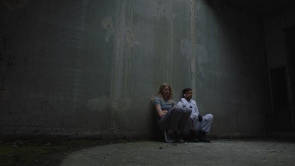 Nima (Marije Zuurveld) und Casper (Buddy Vedder) sind in einem Kellerschacht gefangen. | Rechte: SWR UMAMI PRODUCTIONS