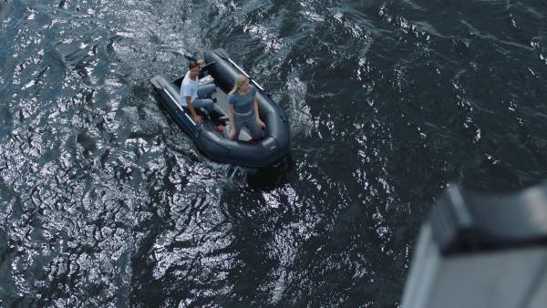 Mit einem Boot bringen Casper (Buddy Vedder) und Nima (Marije Zuurveld) die Geiseln in Sicherheit. | Rechte: SWR UMAMI PRODUCTIONS