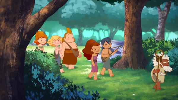 Aron führt die Kinder in den Wald. Hier müssen sie übernachten und alleine zurück ins Dorf finden.   | Rechte: KiKA/hr/TF1/GO-N Productions