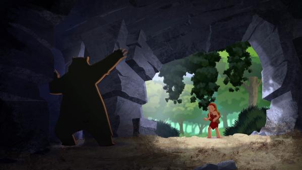 Kwini versucht, einen wilden Bären aus der Höhle zu locken, in der Tib sich versteckt hält. | Rechte: KiKA/hr/TF1/GO-N Productions