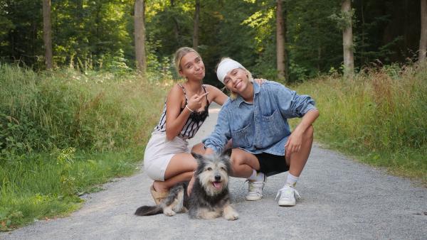 Lisa und Lena mit Rettungshund Vikky | Rechte: SWR/tvision