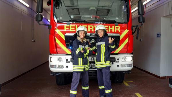 Lisa und Lena zu Besuch bei der Freiwilligen Feuerwehr Flechtorf | Rechte: SWR/tvision