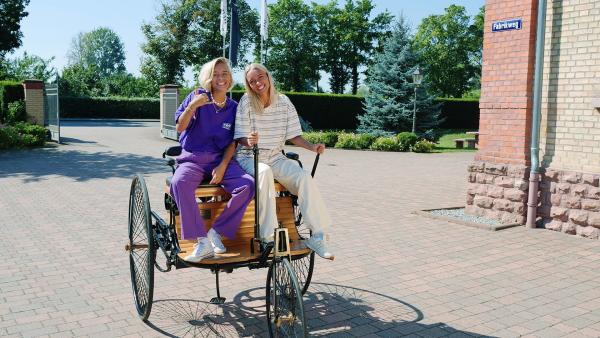 Lisa und Lena auf Spuren von Bertha Benz: Sie wagen eine Überlandfahrt mit dem ersten Auto. | Rechte: SWR/tvision
