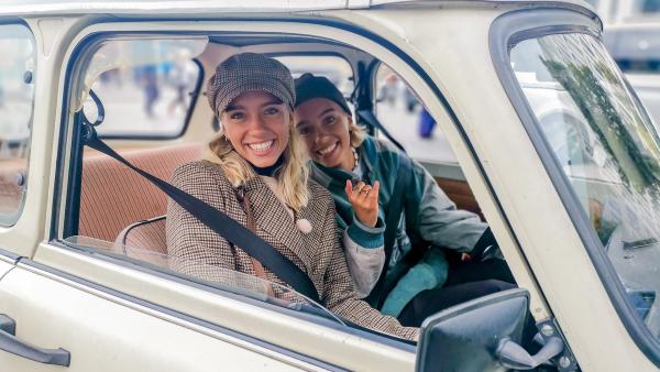 Mit dem Trabi durch Berlin! Lisa und Lena testen das Kultauto aus der DDR. | Rechte: SWR/tvision
