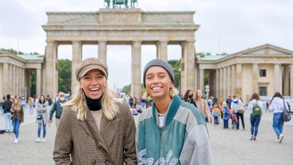 Am Brandenburger Tor startet Lisas und Lenas Zeitreise in die Geschichte der DDR. | Rechte: SWR/tvision