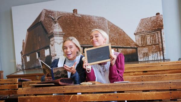 Im Schulmuseum Dortmund drücken Lisa und Lena nochmal für einen Tag die Schulbank | Rechte: SWR/tvision