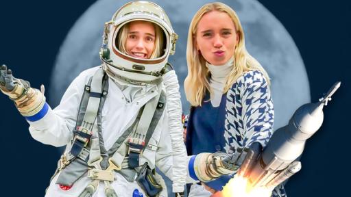 Abflug ins All, Lena im Astronautenanzug und Lisa mit Rakete im Weltall