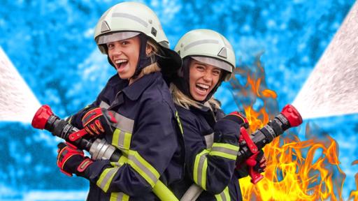 Lisa und Lena bei der Feuerwehr.