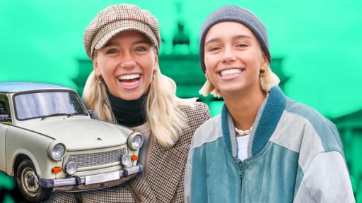 DDR und BRD - das geteilte Deutschland, Lisa und Lena mit Trabi vor dem Brandenburger Tor