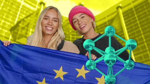 Lisa und Lena mit der EU-Flagge