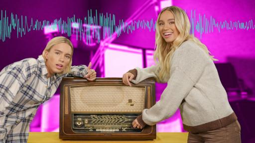 Lena und Lisa neben einem alten Radiogerät