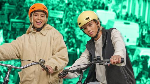 Lisa und Lena mit Fahrrad und Helm