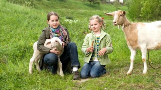 Kinder mit Ziegen