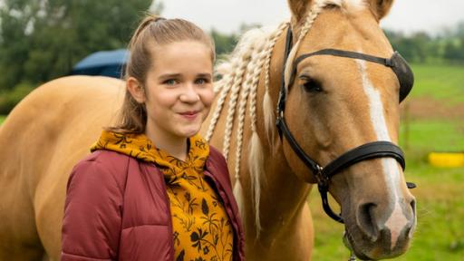 Lucy mit Pferd Pirat