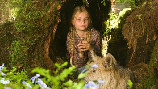 Ein Mädchen im Wald mit einem Hund