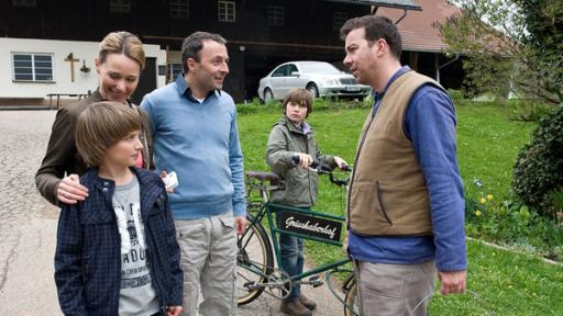 eine Familie unterhält sich mit einem Mann