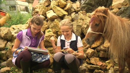 Zwei Mädchen mit einem Pony