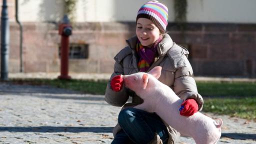 Mädchen mit einem kleinen Ferkel