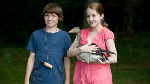 Greta und Jonas mit einer Gans