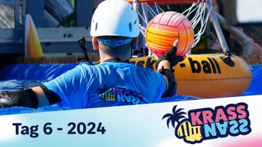 Tag 6: Wer hat die längste Ausdauer? | Rechte: SWR Krass nass! 2024 an Tag 6. Es wird ein bunter Ball von einem krass-nass-Teilnehmer in einen Korb geworfen.