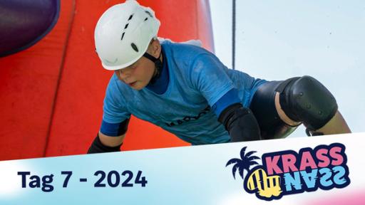 Tag 7: Die große Taktik-Frage | Rechte: SWR Krass Nass! 2024 Tag 7. Auch in dieser Folge müssen die Kandidatinnen und Kandidaten knifflige Hindernisse in der schnellsten Zeit schaffen. Teilnehmer kniet auf der Spitze eines Hindernisses.