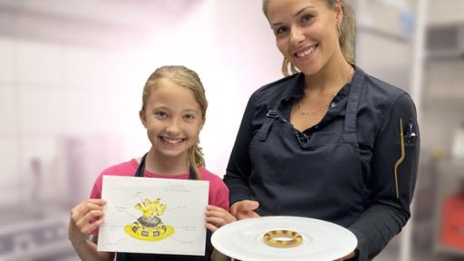 Gelb-schwarz-gestreifte Mousse-au-Chocolat-Ringe | Rechte: SWR Tigerenten-Reporterin Emilia bei Patissiére Sophie Mussotter