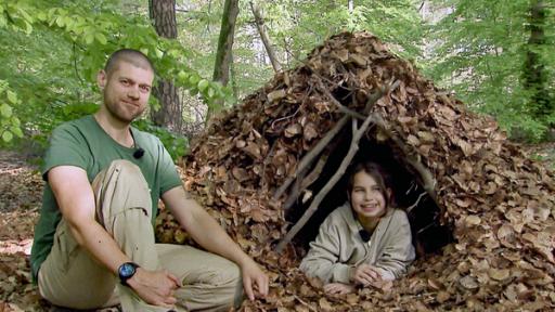Vier wertvolle Wildnis-Tipps für Tigerenten-Reporterin Thandi | Rechte: SWR Tigerenten-Reporterin Thandi mit Survival-Experte Manuel Larbig