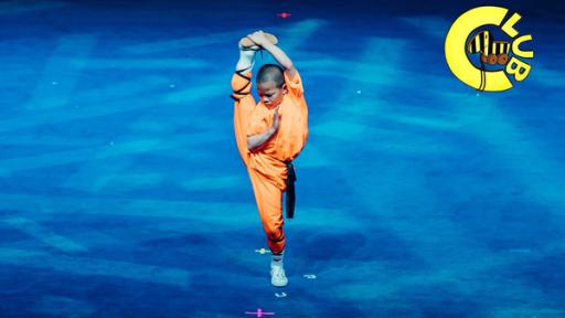 Shaolin-Schüler mit zum Spagat hochgestrecktem Bein in traditioneller Tracht | Rechte: Patrick Schneiderwind Shaolin-Schüler mit zum Spagat hochgestrecktem Bein in traditioneller Tracht