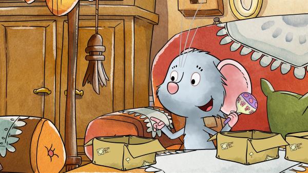 Molly packt die Geschenke ein.