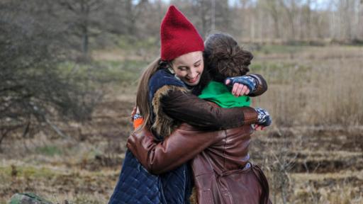 Tag 10 · Das große Jahrestreffen | Tinka (rechts) und Flora (beide Josephine Chavarria Højbjerg) treffen sich wieder.