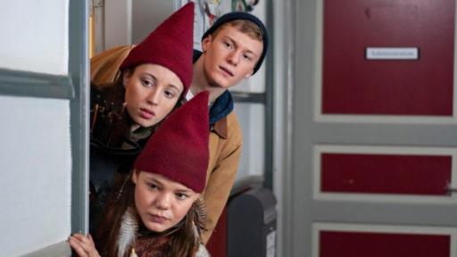 Tag 15 - Zurück in der Internatsschule | Lasse (Albert Rosin Harson), Tinka (Josephine Chavarria Højbjerg)  und Falke (Villbjørk Malling Agger) in de Internatsschule.