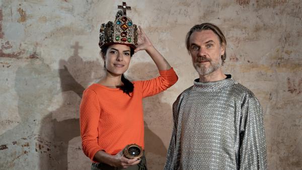 Clarissa mit Karl dem Großen (Markus Gertken) | Rechte: KiKA/Sabine Finger