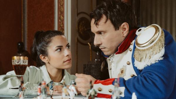 Clarissa trifft Napoleon (Stefko Hanushevsky) und kommt mit ihm ins Gespräch. | Rechte: KiKA/Sabine Finger