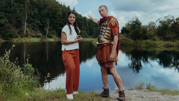 Cäsar (Thorsten Krohn) steht mit Clarissa vor dem Fluss Rubikon. | Rechte: KiKA/Sabine Finger