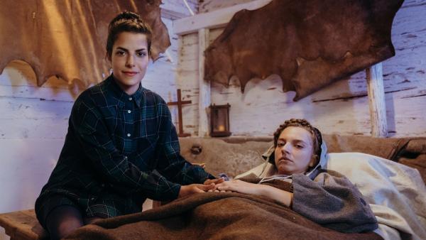 Clarissa besucht Elisabeth von Thüringen (Tammy Girke) an ihrem Sterbebett. | Rechte: KiKA/Sabine Finger
