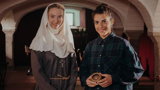 Elisabeth von Thüringen (Tammy Girke) neben Clarissa im Portrait.