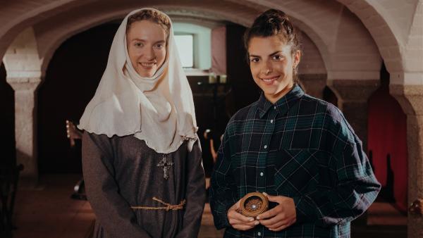 Clarisssa reist mit ihrer Zeitmaschine ins Mittelalter zu Elisabeth von Thüringen (Tammy Girke). | Rechte: KiKA/Sabine Finger