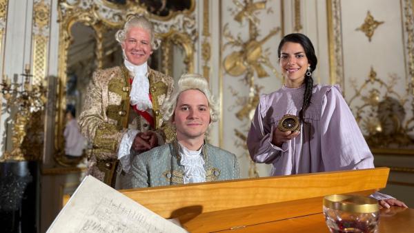 Clarissa besucht Wolfgang Amadeus Mozart (Tilman Pörzgen), als er dem Kaiser Joseph II. (Marcus Calvin) vorspielt. | Rechte: WDR/Volker Schmidt-Sondermann