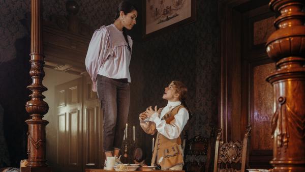 Clarissa trifft auf den jungen Wolfgang Amadeus Mozart (Jonah Splettstößer). | Rechte: WDR/Volker Schmidt-Sondermann