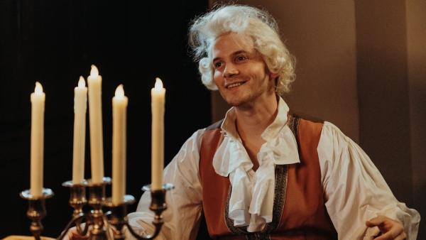 Wolfgang Amadeus Mozart (Tilman Pörzgen) sitzt an seinem Spinett und komponiert. | Rechte: WDR/Volker Schmidt-Sondermann