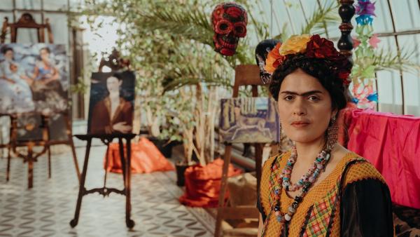 Die mexikanische Malerin Frida Kahlo (Mina Sagdic) bei ihrer Vernissage. | Rechte: KiKA/Sabine Finger